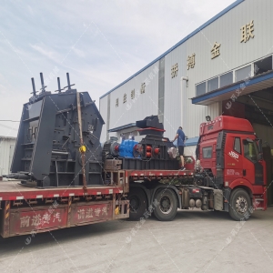 1000*700液壓對(duì)輥制砂機(jī)，1210反擊破發(fā)往四川