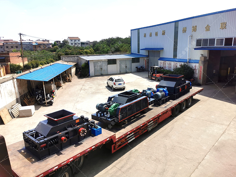 1200*1200雙齒輥破碎機(jī)，兩臺(tái)900*900軌道移動(dòng)雙齒輥破碎機(jī)發(fā)往云南