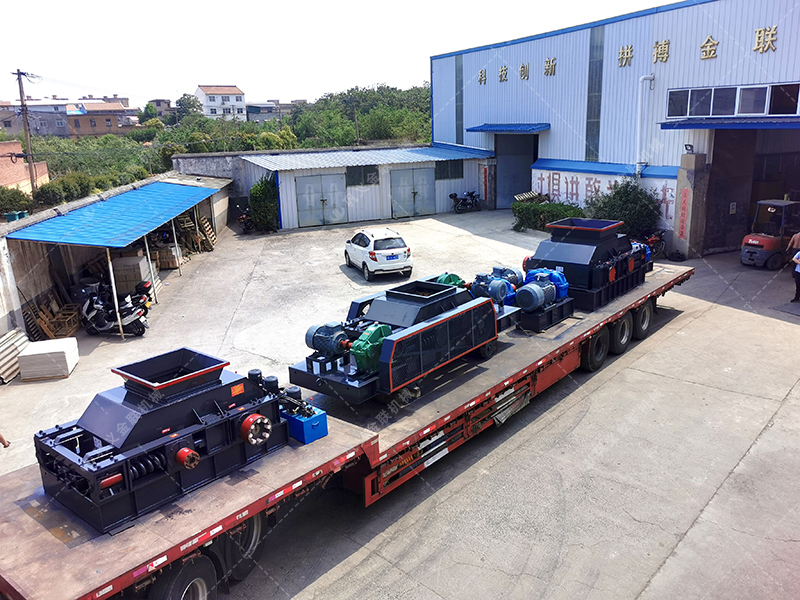 1200*1200雙齒輥破碎機(jī)，兩臺(tái)900*900軌道移動(dòng)雙齒輥破碎機(jī)發(fā)往云南